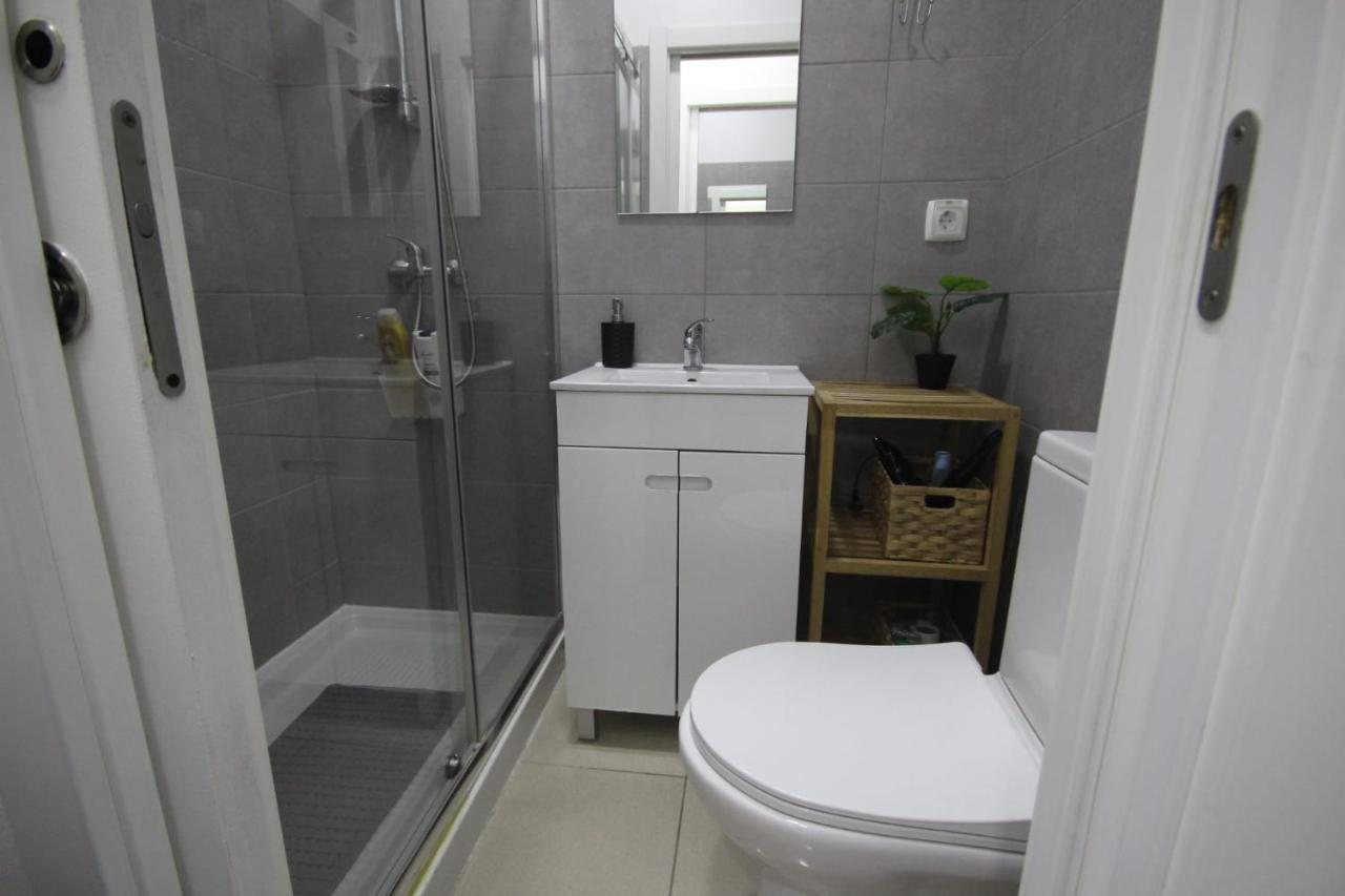 Ocean M1 R4 - Large Double Room With Shared Bathroom In City Center Lisbona Esterno foto